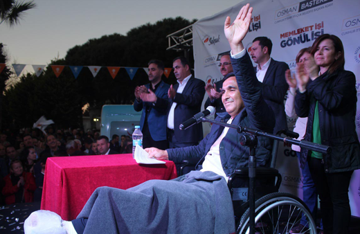 AK Parti'li aday, alçılı ayakla tekerlekli sandalyede miting yaptı