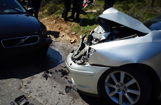 Kartal'da korkutan kaza! İki araç kafa kafaya çarpıştı