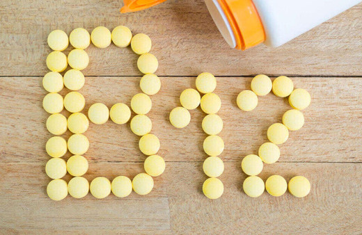 B12 eksikliğinin belirtileri nelerdir baş dönmesi ve kuvvet kaybınız varsa...