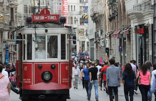 Beyoğlu'nda kıyasıya yarış oldu! İşte son durum...