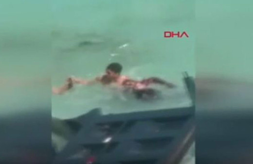 Kamyon denize uçtu, sürücü boğulmak üzereyken kurtarıldı