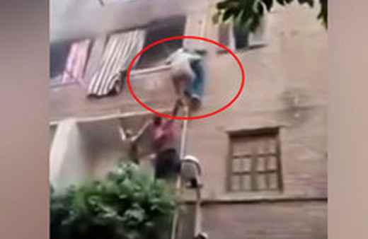 Boruya tırmanarak hayat kurtardı