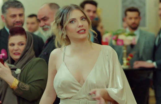 Yasak Elma'da Yıldız'ın dekoltesi olay oldu! Göğüs ucu diziyi karıştırdı