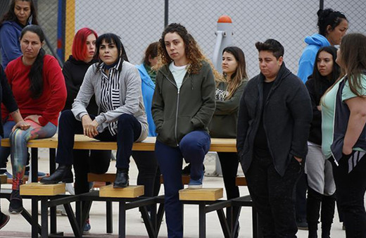 Avlu'da kritik ayrılık! Ünlü oyuncunun fişi çekildi