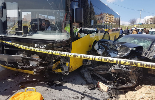 Başakşehir'de İETT otobüsü ile otomobil çarpıştı