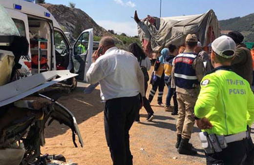 Yolcu otobüsü buğday yüklü TIR'a çarptı: 20 yaralı var