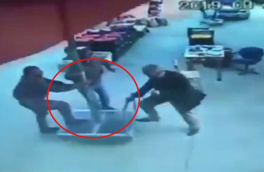 Şemsiyeyle uçan vatandaş konuştu: Baktım giderek yükseliyorum