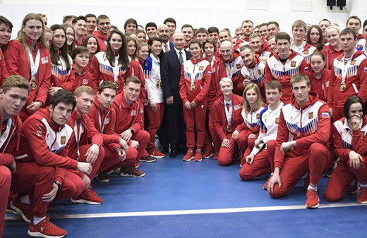Putin sporcuları tebrik ederken  korumasına bakın ne yaptı