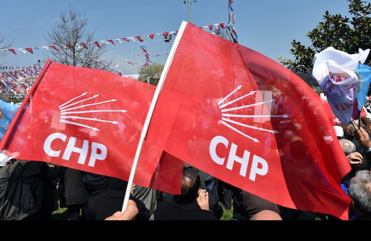 CHP'li Battal İlgezdi Ataşehir'de başörtüsü dağıttı