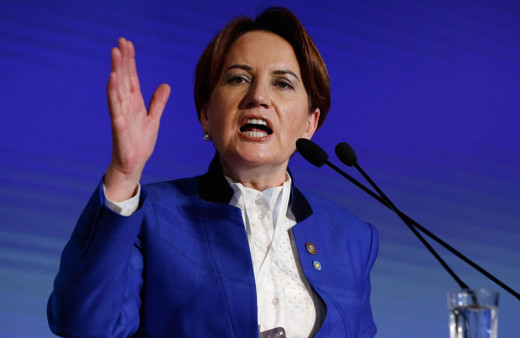 Akşener, "Erdoğan verdi" deyip mitinge çantayla çıktı! İçinde bakın neler var?