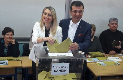 İstanbul Büyükşehir Belediyesi binasına Ekrem İmamoğlu pankartı asıldı
