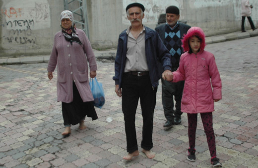 Oy kullanmaya çıplak ayak gittiler! İşte çok şaşırtıcı nedeni
