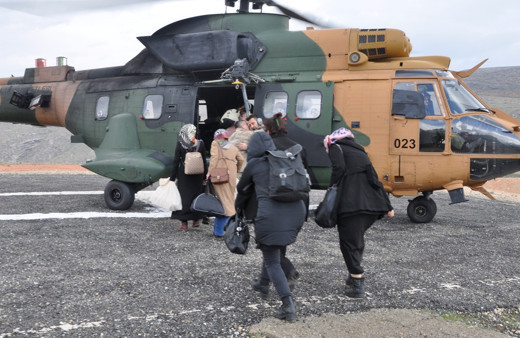 Oy pusulaları askeri helikopterle taşındı