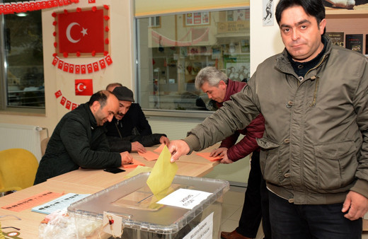 Türkiye sandık başında oy verme işlemi başladı