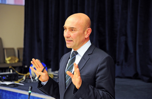 İzmir'de Tunç Soyer "Çav bella" şarkısıyla böyle dans etti!