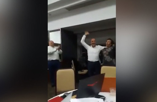 Tunç Soyer zaferini "Çav Bella" ile kutladı