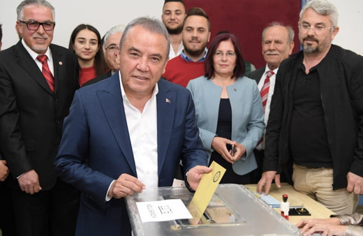 Antalya Belediye başkanı Muhittin Böcek aslen nereli kimdir eşine bakın