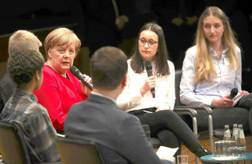 Türk öğrenci Elif Merkel'in katıldığı oturumu yönetti