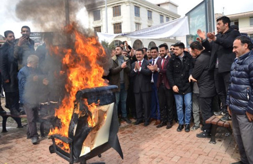 Başkan seçilen gürbüz'ün ilk işi: Makam koltuğunu yakmak