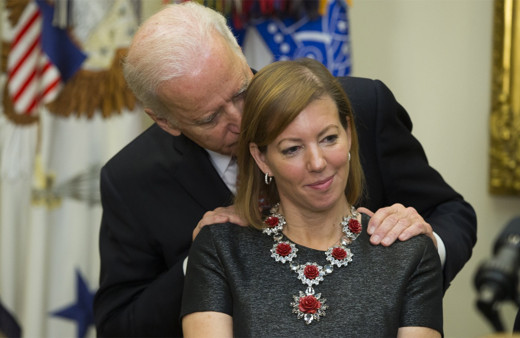 İki kadın Joe Biden'ı sarkıntılıkla suçladı ellerini omuzlarıma koyup...