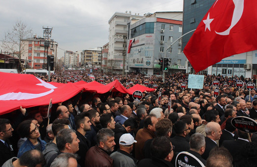 Kocaeli'de öğrencisi tarafından öldürülen müdür yardımcısı için on binlerce kişi yürüdü