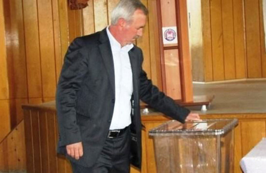 Bu da oldu: Aday olmadığı halde yeniden seçildi