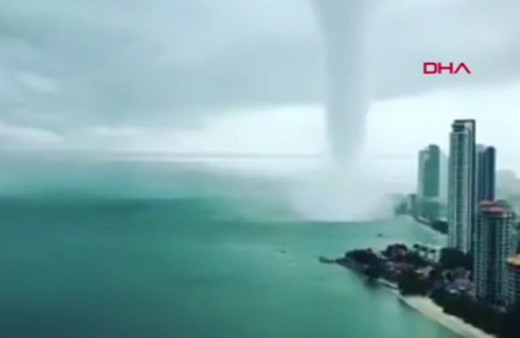 Malezya’da yürekleri ağza getiren dev hortum böyle kaydedildi!