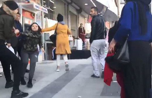 Erkek arkadaşını başka kadınla görünce çıldırdı!