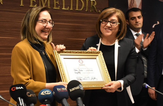 Gaziantep'te Fatma Şahin mazbatasını aldı