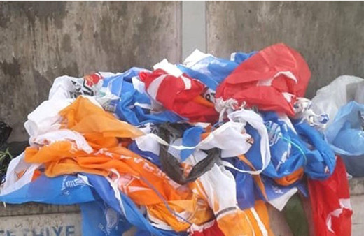 Çöpe atılan Türk bayrakları tepki çekti!