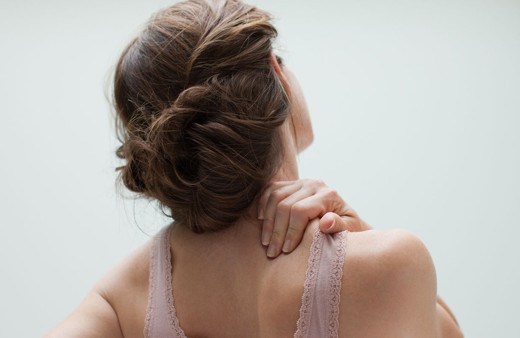 Omuz ağrısının sebebi nedir? İki aydan uzun sürüyorsa...