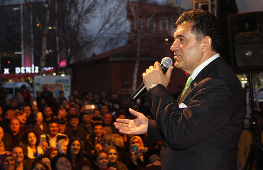 Ardahan'nın yeni belediye başkanının ilk işi konser vermek oldu