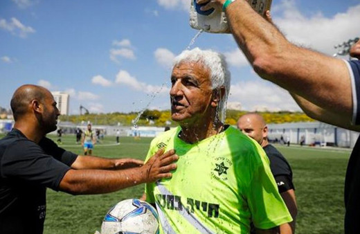 73 yaşında forma giydi rekor kırdı