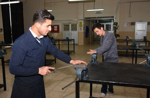 Liseli Uğur, 18 yaşında muhtar oldu