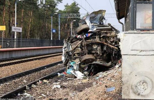 Dehşet anları kamerada! Tren, lastiği raylara sıkışan ambulansı biçti: 2 ölü