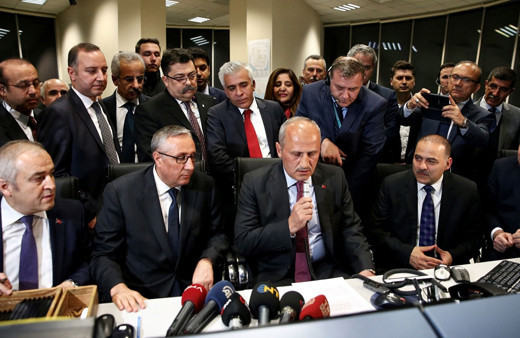 Bakan Turhan, Atatürk Havalimanı'ndan kalkan son uçağı uğurladı