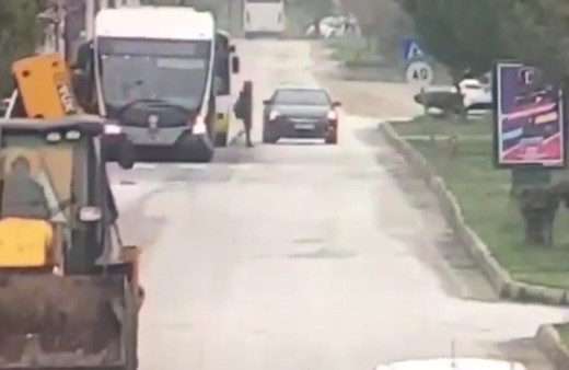 Malatya'da trambüsten inen öğrenciye otomobil çarptı