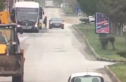 Malatya'da trambüsten inen öğrenciye otomobil çarptı