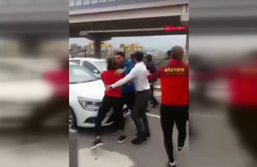 Göztepe'de futbolcular ve taraftar birbirlerine girdi