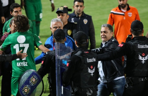 Maç bitti ortalık savaş alanına döndü