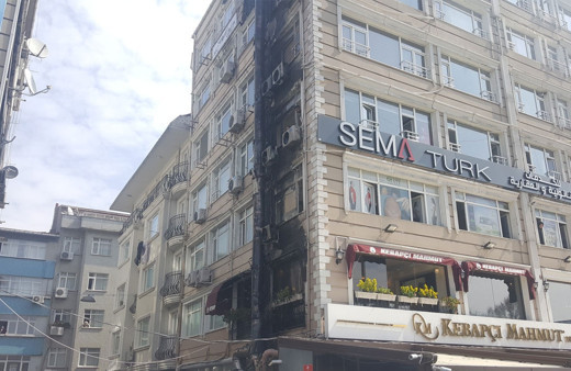 Fatih'te restoranda çıkan yangın binanın dış cephesini sardı