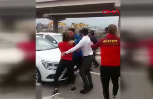 Futbolcular ve taraftar birbirlerine girdi