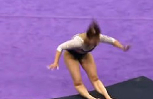 Korkunç görüntü! Cimnastik gösterisi sırasında iki bacağını kırdı!