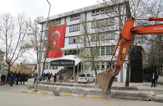 Tunceli'de komünist başkan, belediye önündeki duvarı yıktırdı