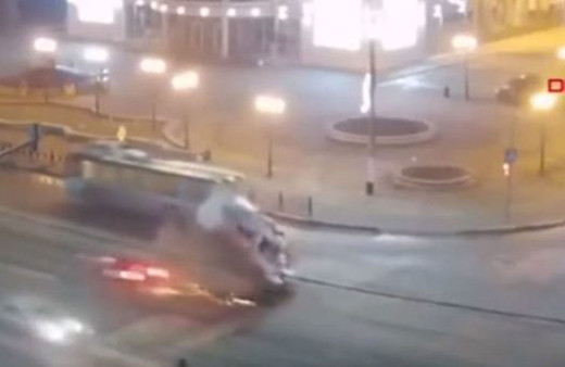 Çarptığı ambulansı yolun dışına savruldu