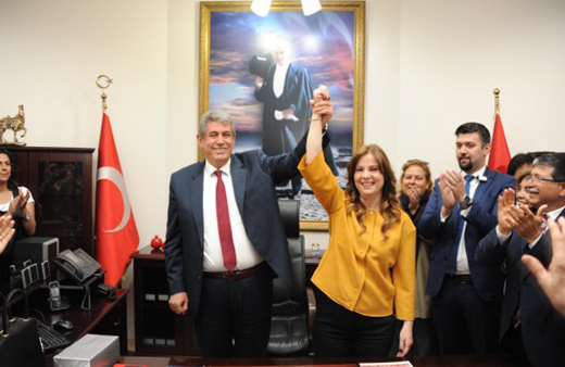 Karı koca devir teslimi! Balçova'da kocası gitti karısı geldi