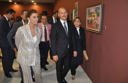 Gazeteci Hande Fırat'ın resim sergisine yoğun ilgi