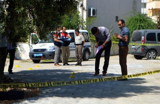Polis memuru, bıçaklı saldırganı vurdu