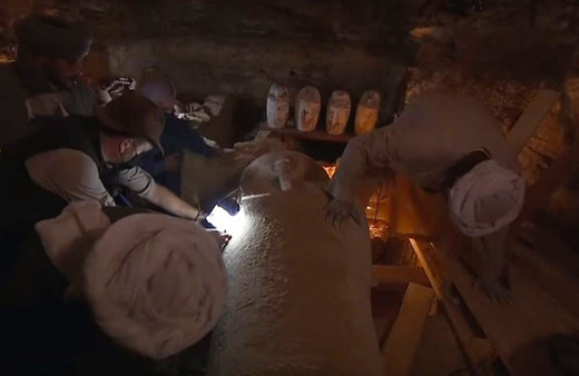 Mısır'da 2 bin 500 yıllık lahit canlı yayında açıldı içinden çıkanlara bakın