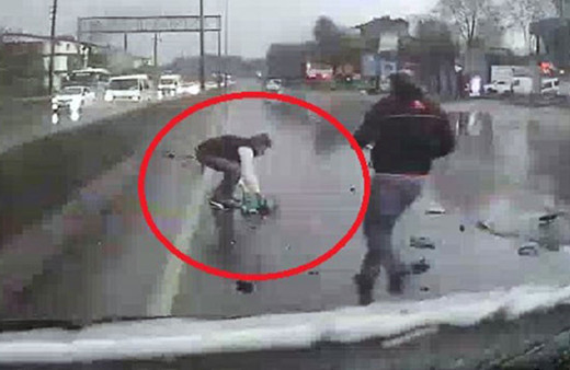 Kocaeli'de korkunç kaza! Bebek kamyonetten yola fırladı